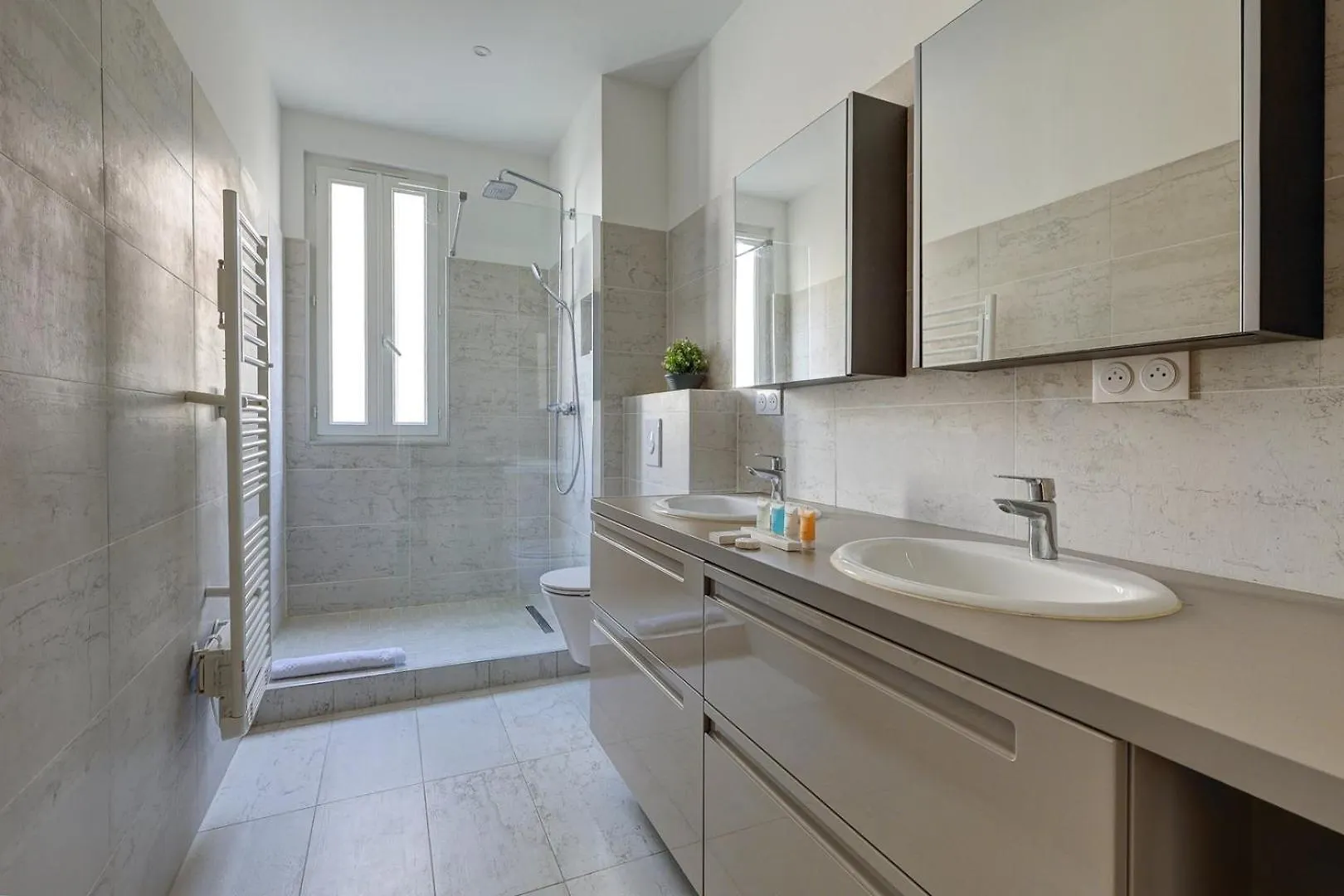 708 Mericourt - Superbe A Paris